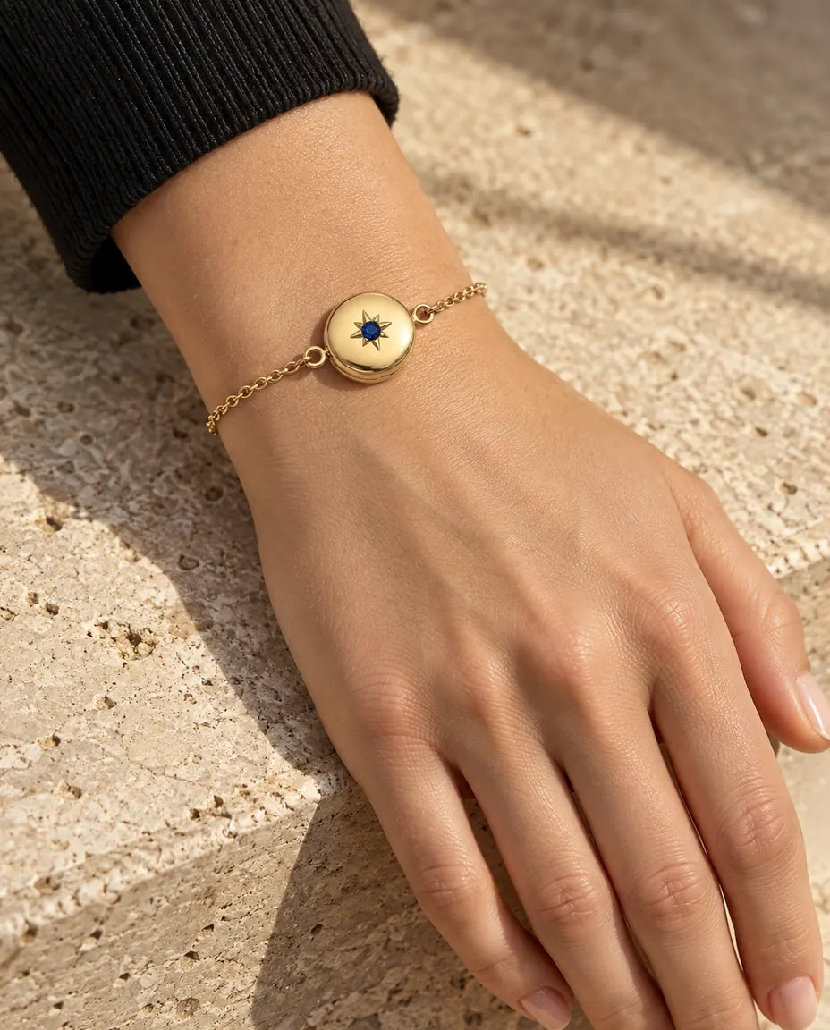 Frau trägt das geschlossene runde Medaillon-Armband