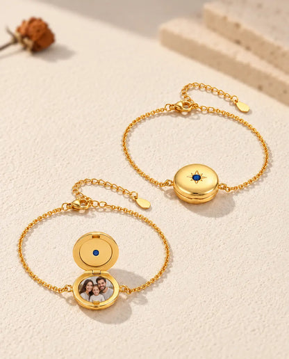 Zwei runde Medaillon-Armbänder, eines geschlossen und eines geöffnet mit einem Familienfoto