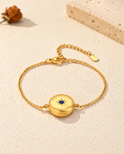 Geschlossenes rundes Medaillon-Armband aus flachem Blickwinkel, Geburtsstein im Stern