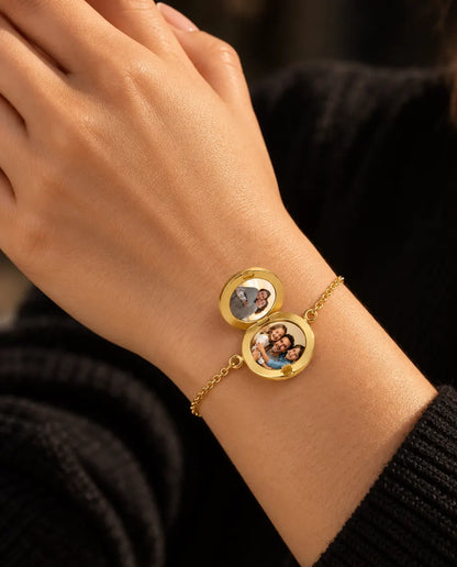Frau trägt das geöffnete runde Medaillon-Armband mit zwei Fotos