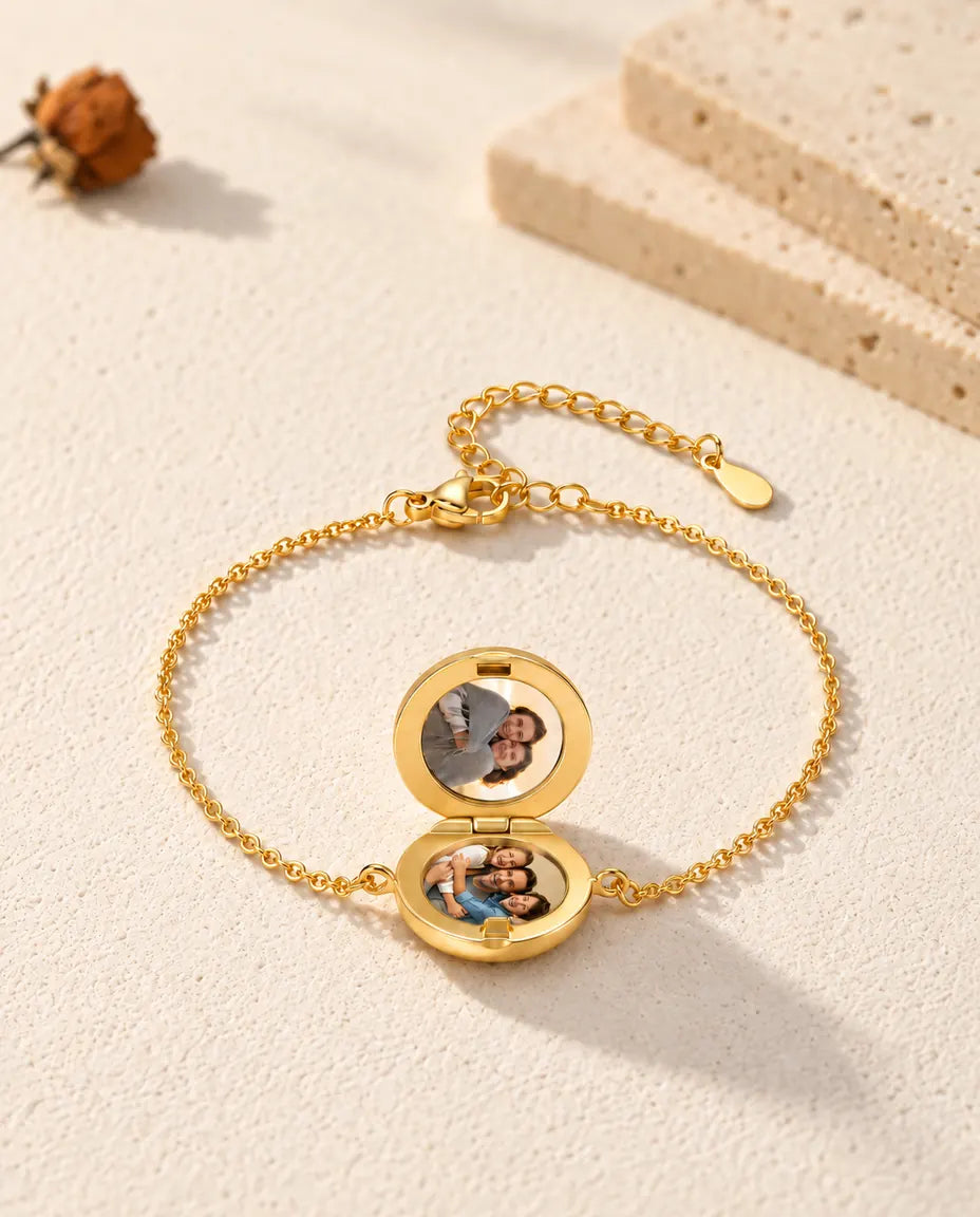 Geöffnetes rundes Medaillon-Armband mit zwei Fotos aus flachem Blickwinkel