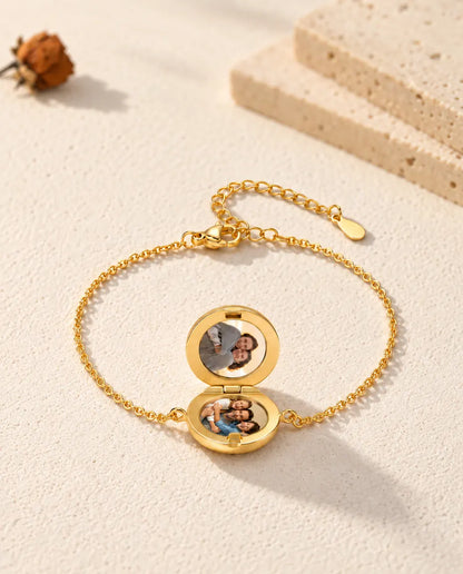 Geöffnetes rundes Medaillon-Armband mit zwei Fotos aus flachem Blickwinkel
