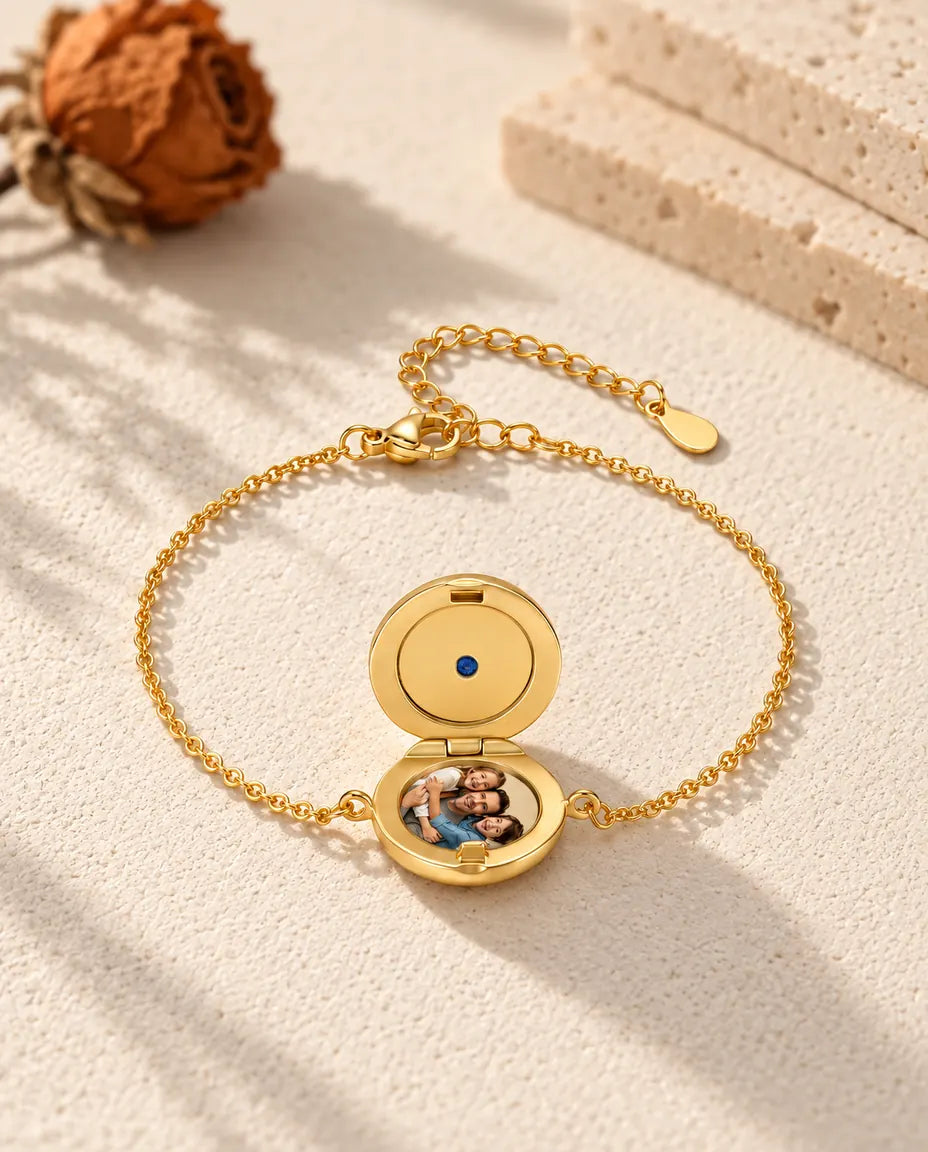 Geöffnetes rundes Medaillon-Armband mit einem Foto aus flachem Blickwinkel