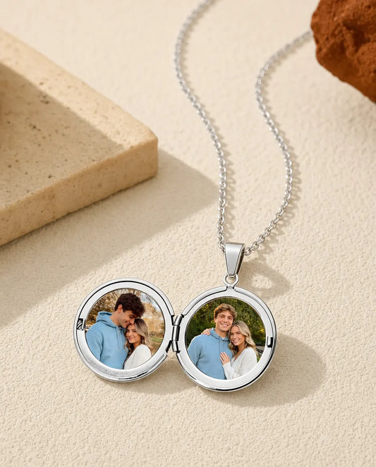 Personalisiertes rundes Medaillon mit 2 Fotos – florale Gravur, Kette in Silber & Gold, mit Gravur auf der Rückseite