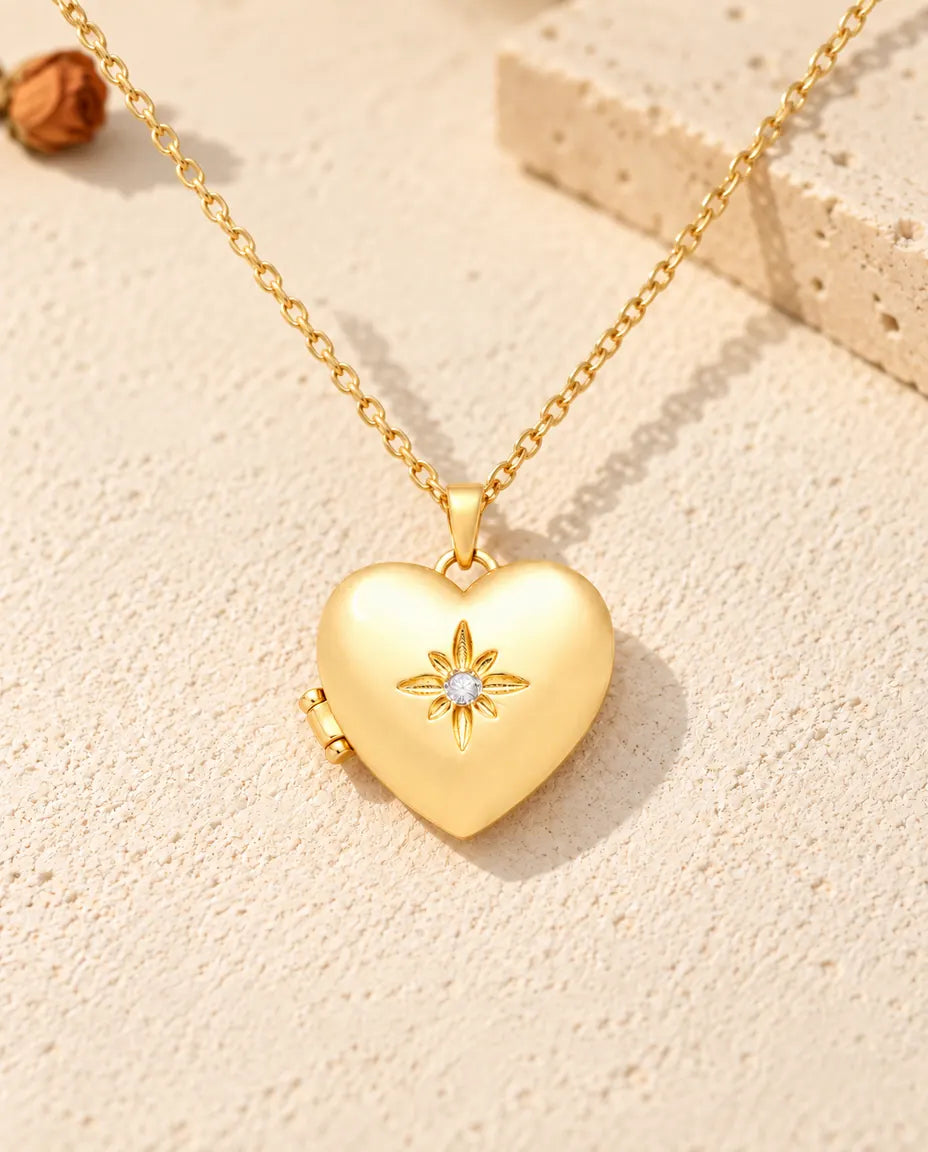 Goldfarbenes satiniertes Herz-Foto-Medaillon von vorne mit Deckelmotiv und seitlichem Scharnier