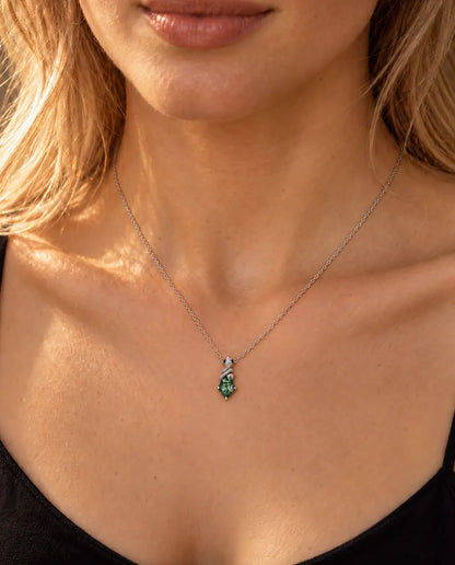 Schlangen Moosachat Kette aus 925 Sterlingsilber - am Model getragen, Nahaufnahme am Schlüsselbein