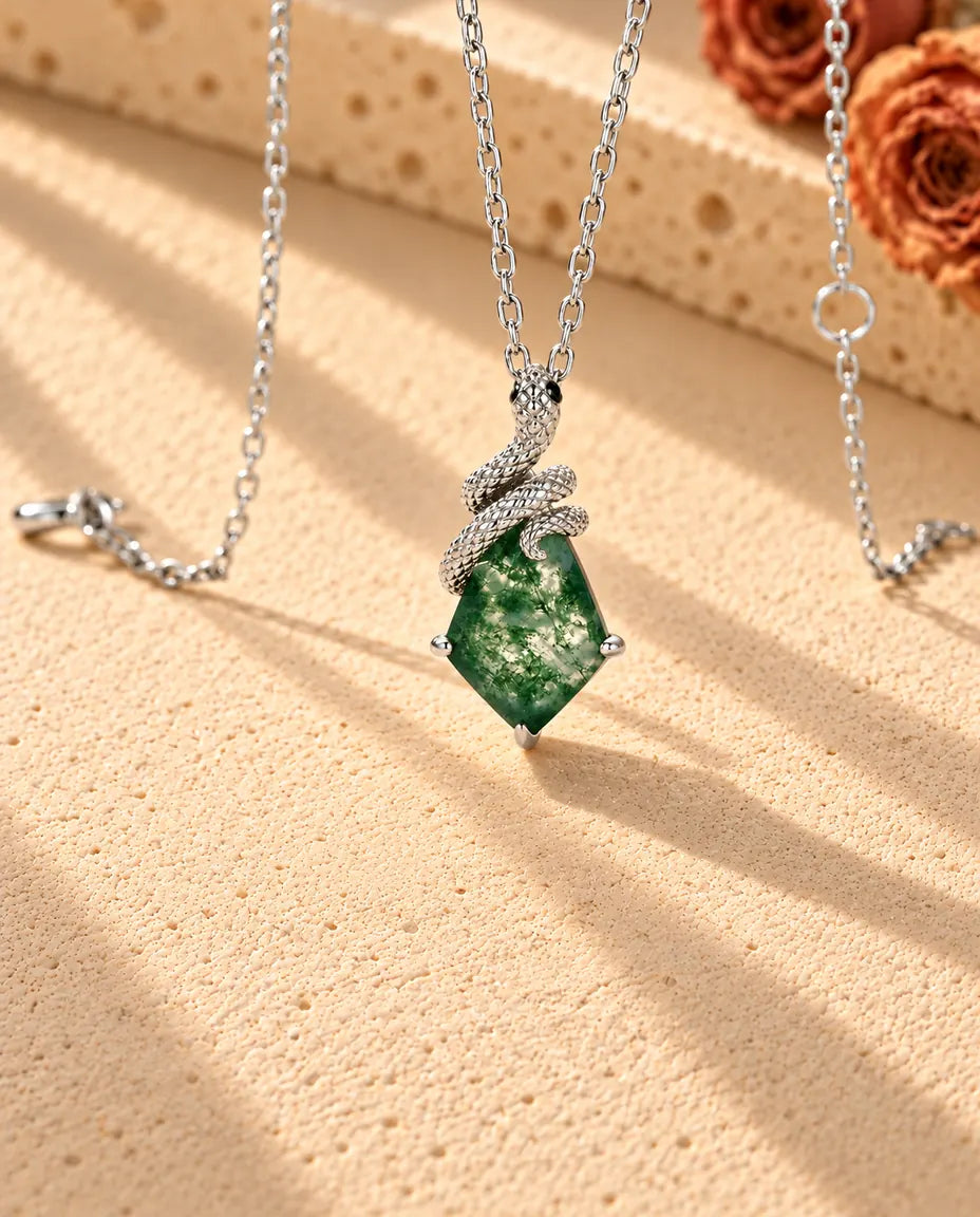 Schlangen Moosachat Kette aus 925 Sterlingsilber - schräg aufgenommen auf heller Strukturfläche