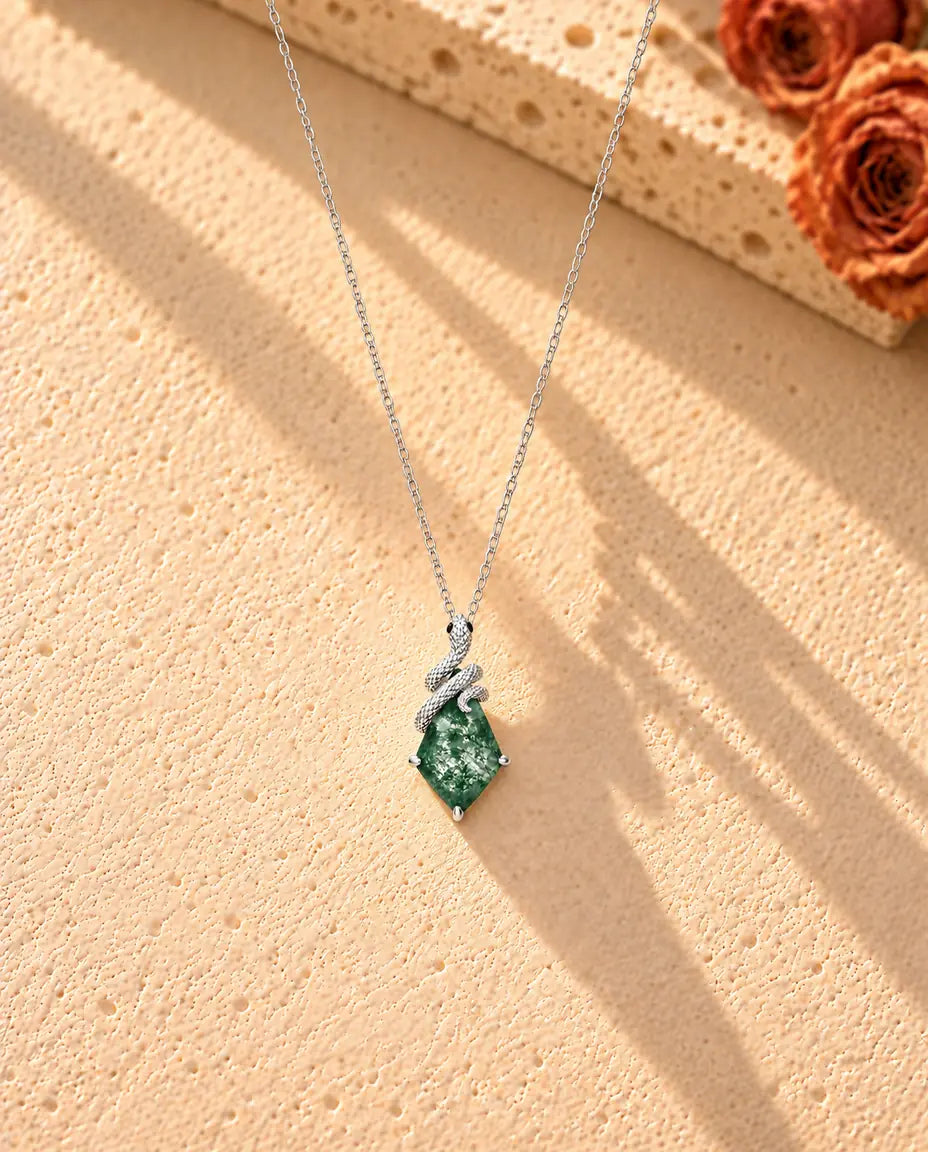 Schlangen Moosachat Kette aus 925 Sterlingsilber - die ganze Kette in einem langen V auf heller Strukturfläche