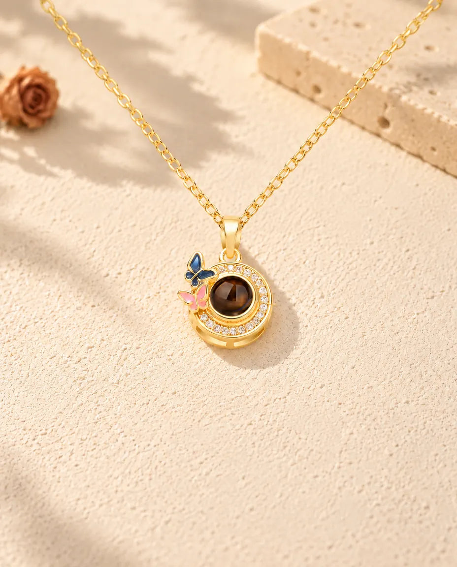 Vorderansicht der goldfarbenen Schmetterling-Kette mit Zirkonia-Kranz