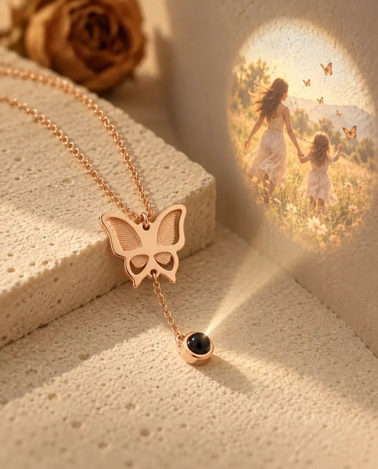 Personalisierte Schmetterling-Kette mit Foto im Stein - projiziert das verborgene Foto an die Wand