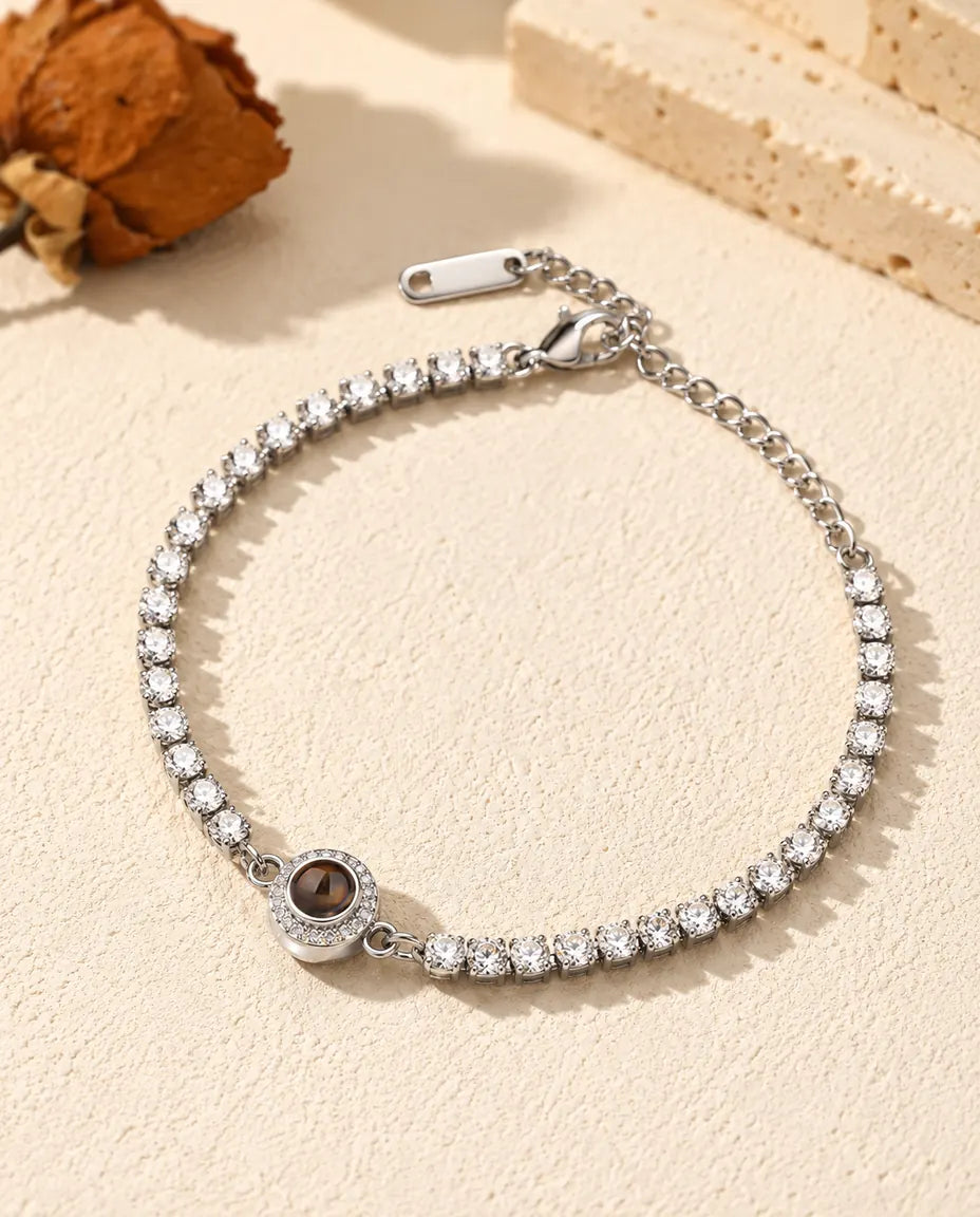 Personalisiertes Tennisarmband mit Bild im Stein, silberfarben, mit Halo-Anhänger auf cremefarbenem Putz