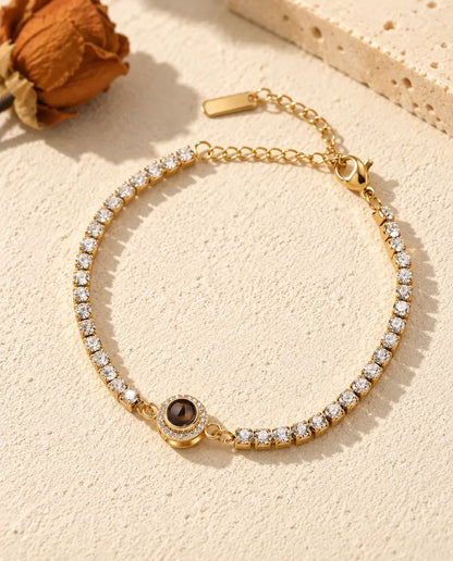 Draufsicht auf das goldfarbene Tennisarmband mit Halo und Verlängerungskette