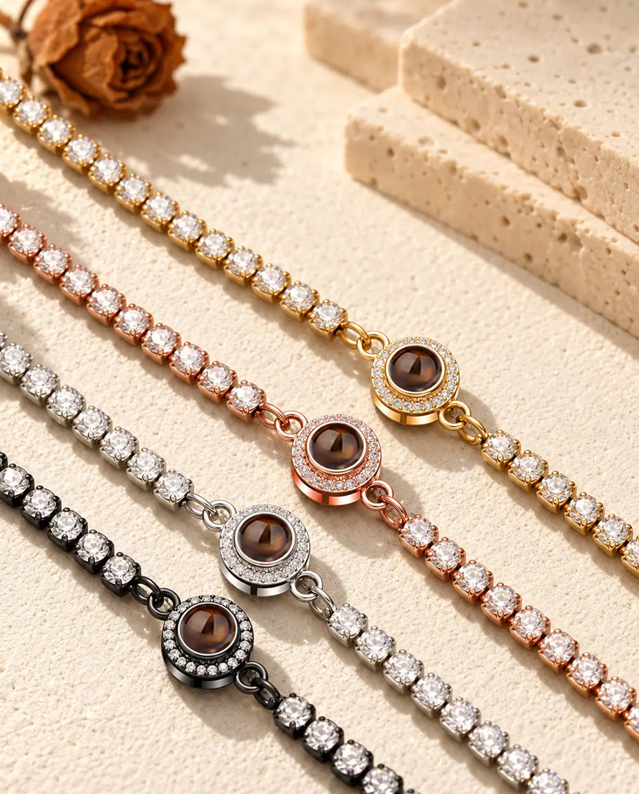 Vier Tennisarmbänder mit Halo in goldfarben, roségoldfarben, silberfarben und schwarz nebeneinander