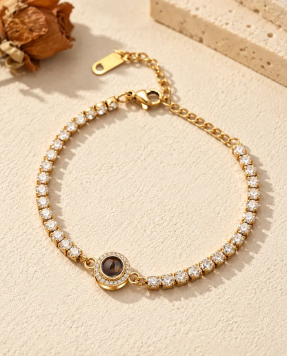 Goldfarbenes Tennisarmband mit Halo-Anhänger und einer durchgehenden Reihe Zirkonia