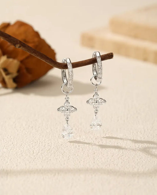 Moissanit Ohrringe im Tropfenschliff - je ein 0,80 ct Tropfen an Kleeblatt-Gliedern, 925 Sterlingsilber Creolen, 34 mm