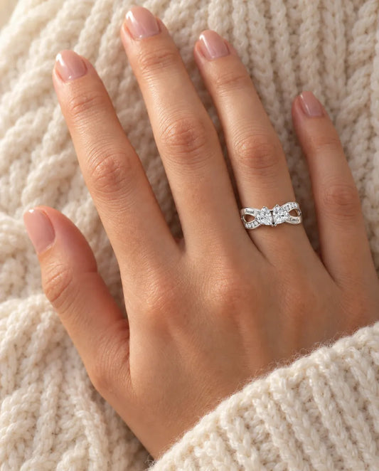 Personalisierter Unendlichkeit Ring mit 2 Namen - Partnerring mit 2 Herz-Geburtssteinen - an der Hand getragen