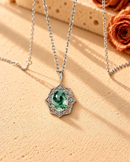 Vintage Moosachat Kette aus 925 Sterlingsilber - schräg aufgenommen auf heller Strukturfläche