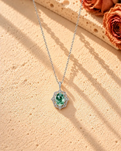 Vintage Moosachat Kette aus 925 Sterlingsilber - die ganze Kette in einem langen V auf heller Strukturfläche