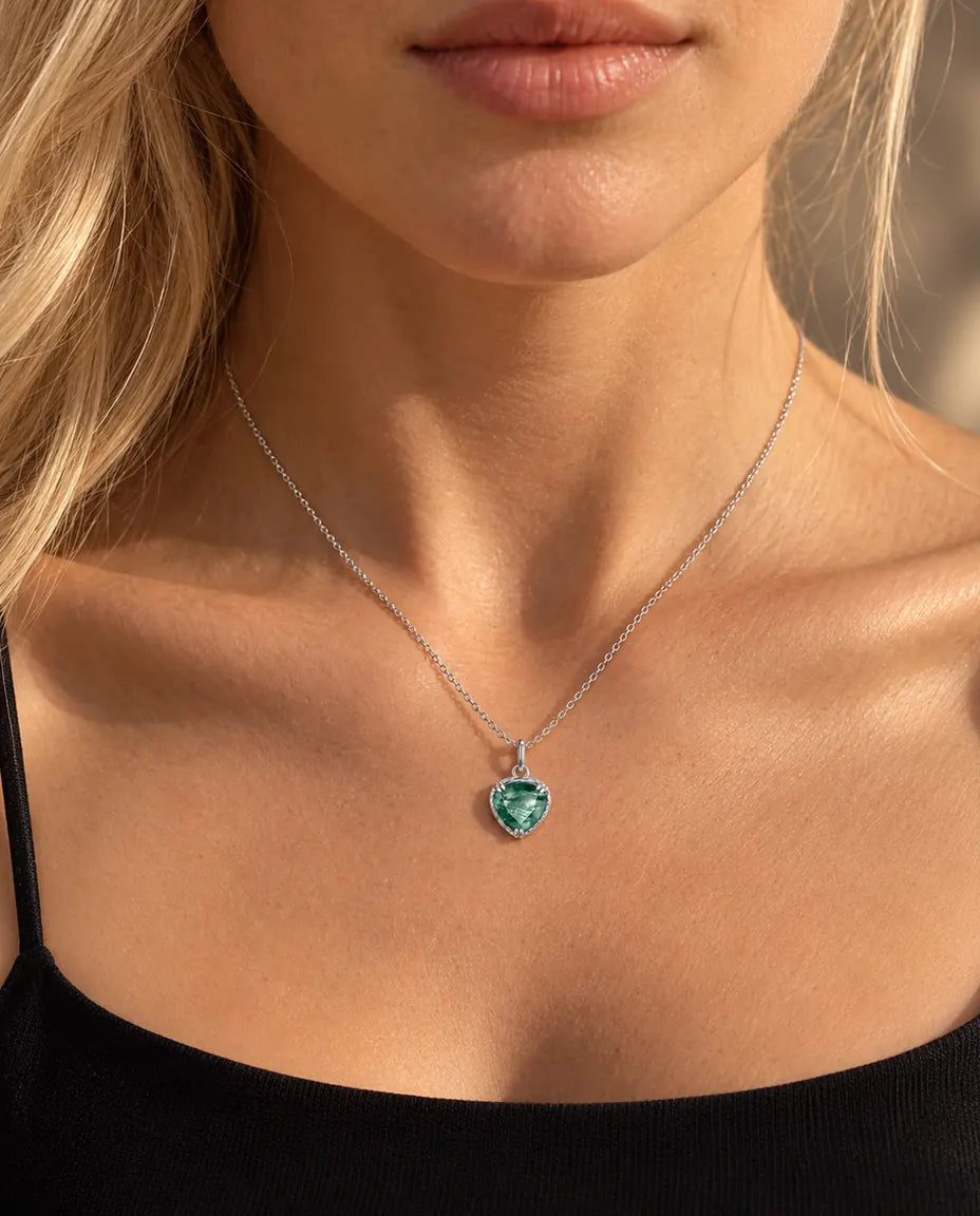 Herz Moosachat Kette aus 925 Sterlingsilber - am Model getragen, Nahaufnahme am Schlüsselbein