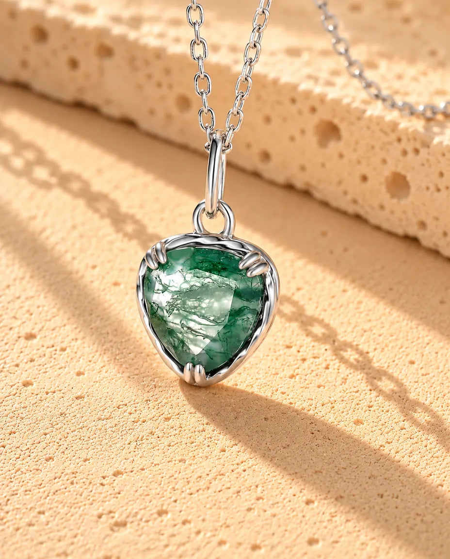 Herz Moosachat Kette aus 925 Sterlingsilber - Nahaufnahme des Moosachats und seiner Fassung