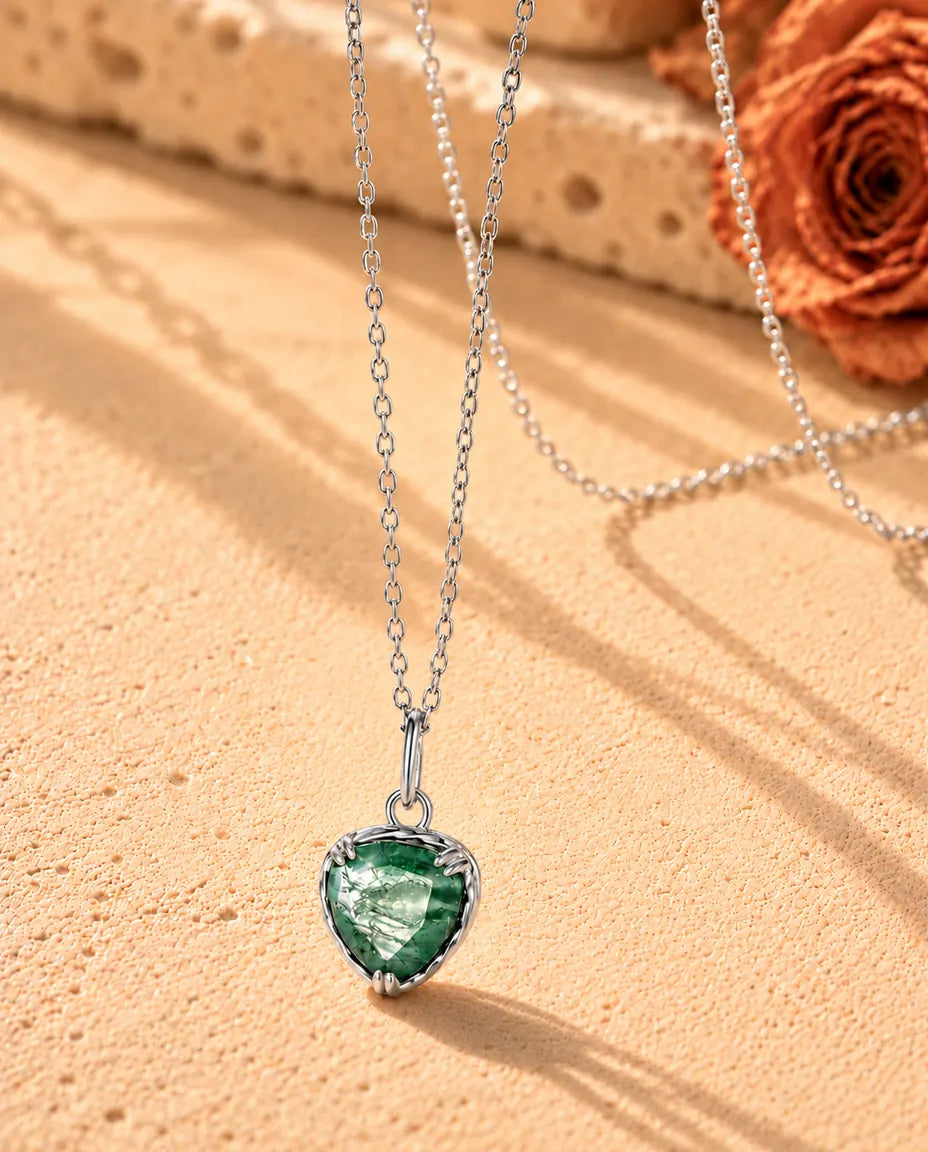 Herz Moosachat Kette aus 925 Sterlingsilber - schräg aufgenommen auf heller Strukturfläche