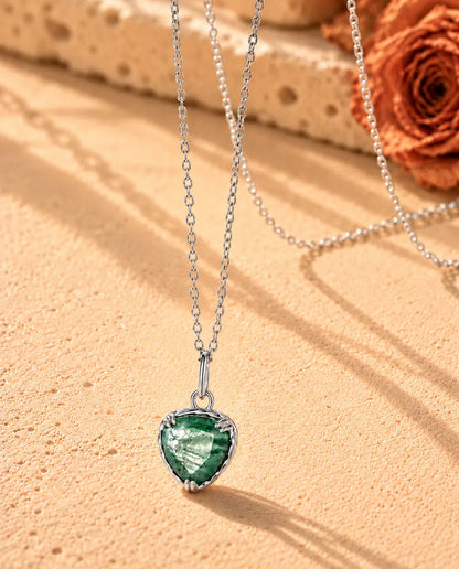 Herz Moosachat Kette aus 925 Sterlingsilber - schräg aufgenommen auf heller Strukturfläche