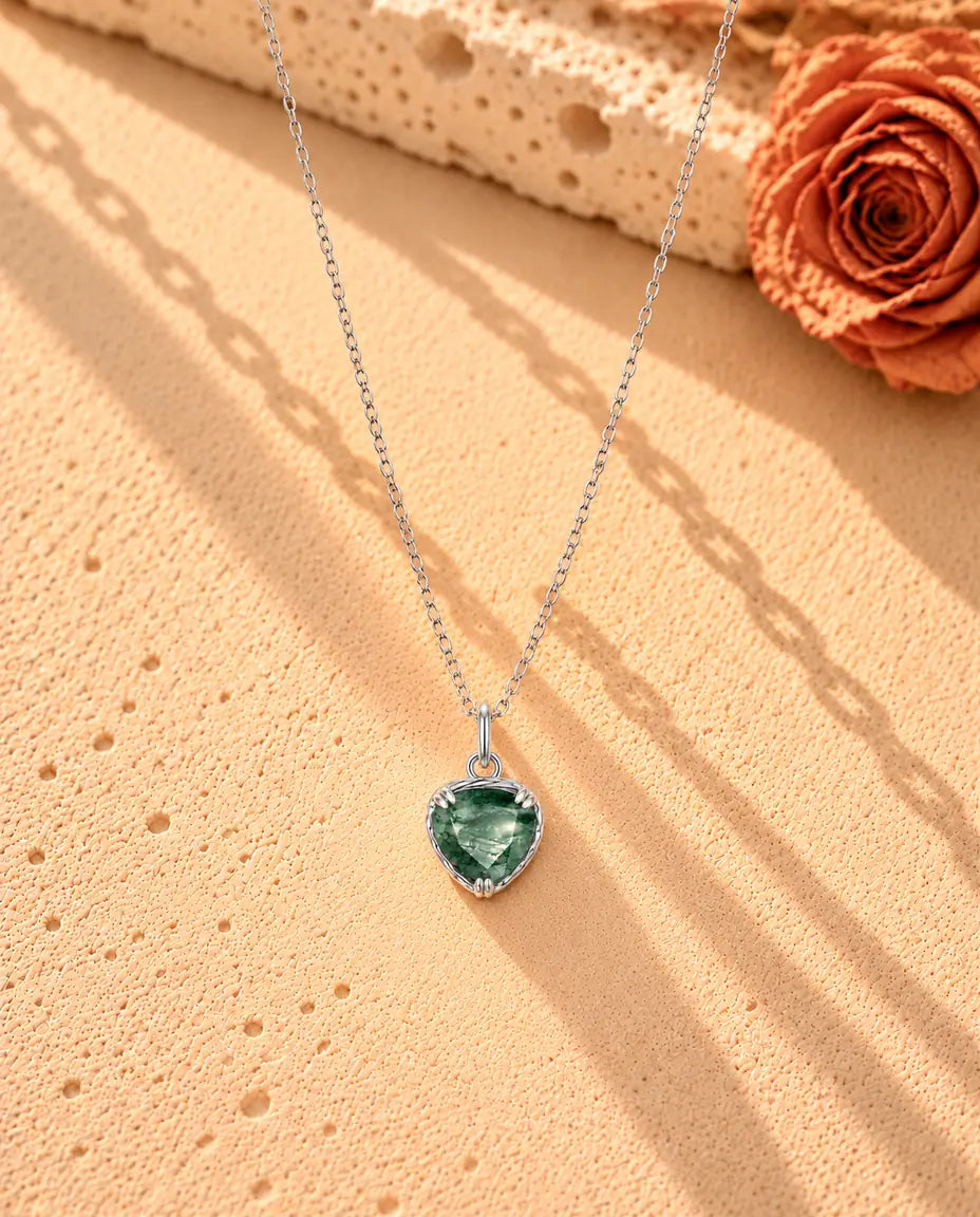 Herz Moosachat Kette aus 925 Sterlingsilber - die ganze Kette in einem langen V auf heller Strukturfläche