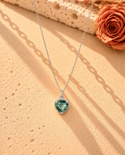 Herz Moosachat Kette aus 925 Sterlingsilber - die ganze Kette in einem langen V auf heller Strukturfläche