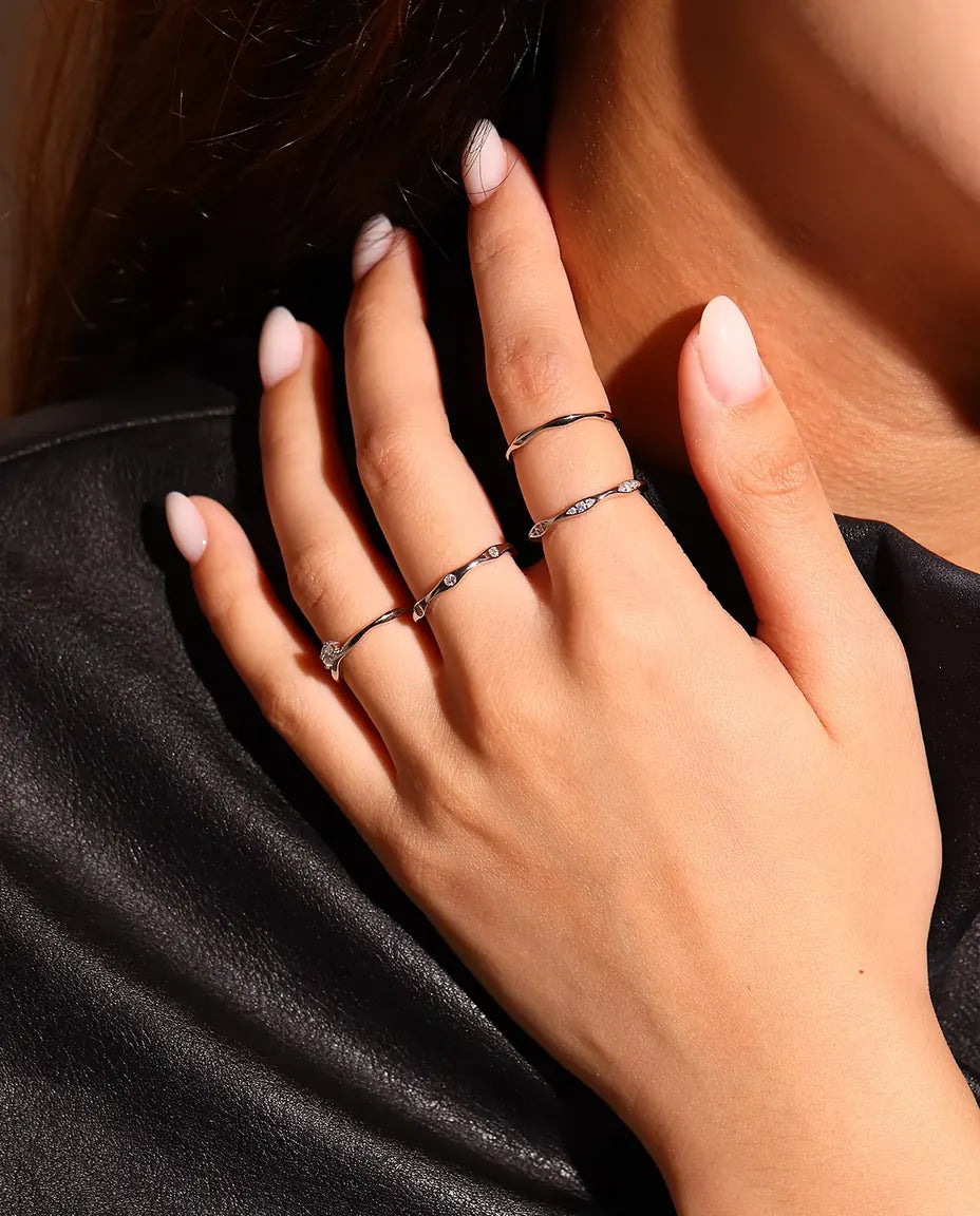 Welliger Moissanit Ring aus 925 Sterlingsilber - an einer Hand auf der Schulter getragen