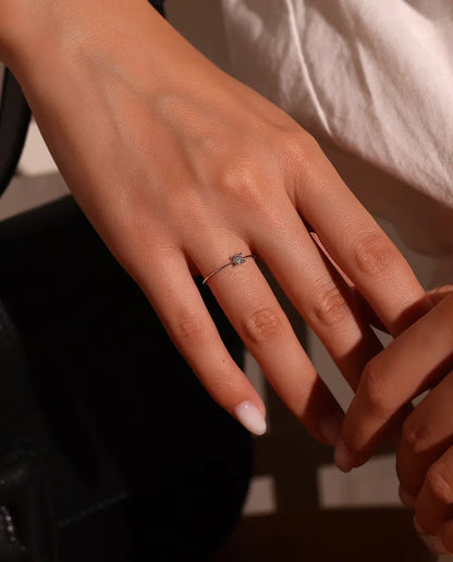 Zarter Moissanit Solitär Ring aus 925 Sterlingsilber - am Finger des Models getragen, Nahaufnahme