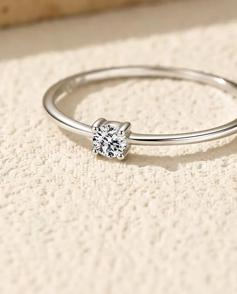 Zarter Moissanit Solitär Ring aus 925 Sterlingsilber - Nahaufnahme des Moissanits in der Vier-Krappen-Fassung