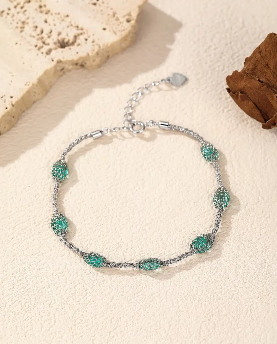 Zirkonia Armband aus 925 Sterlingsilber - Variante mit grünen Zirkonia, näher am Drahtgeflecht