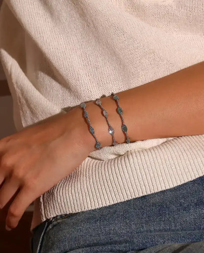 Zirkonia Armband aus 925 Sterlingsilber - am Handgelenk getragen, Nahaufnahme
