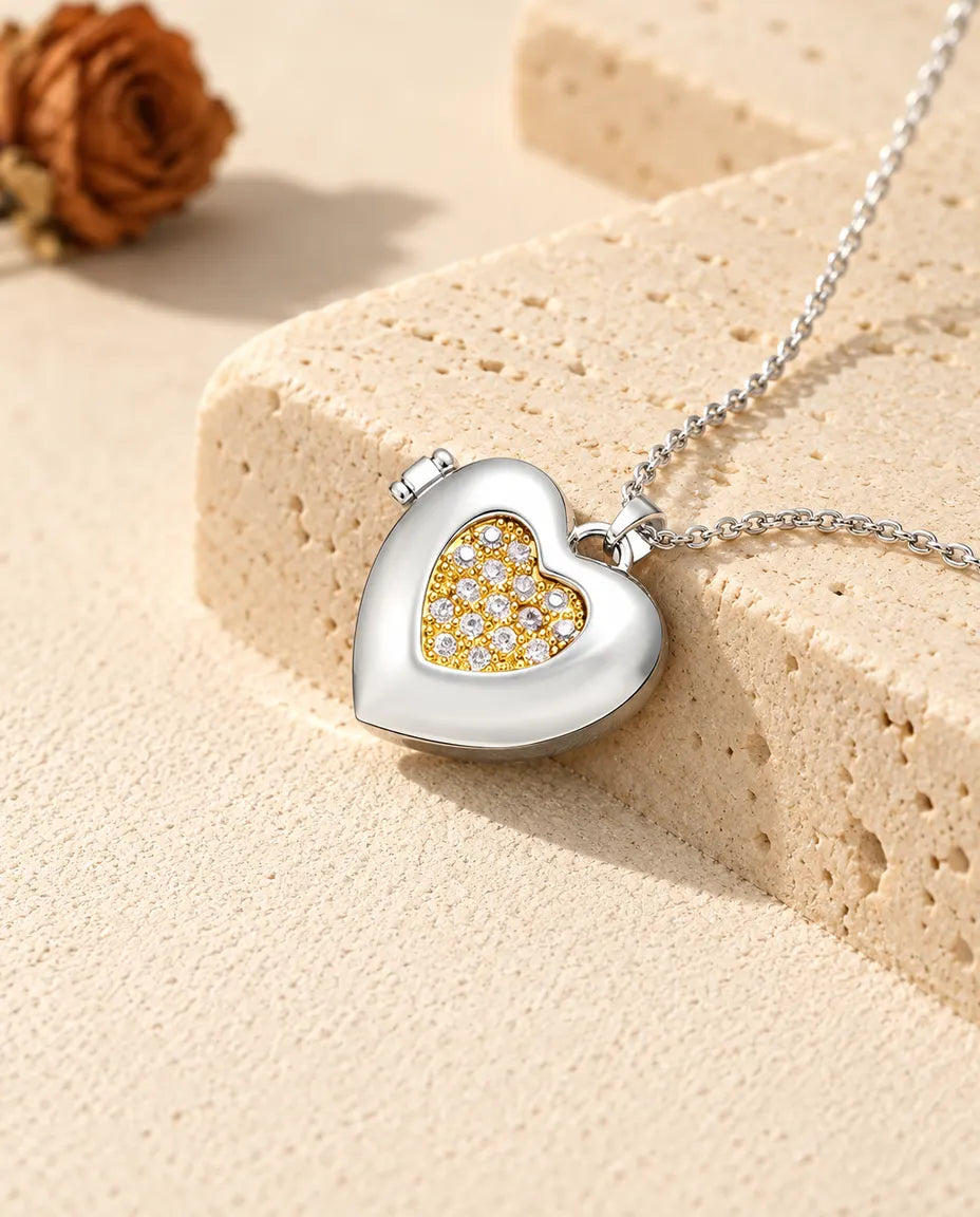 Personalisiertes zweifarbiges Herz-Foto-Medaillon silberfarben mit goldfarbenem Zirkonia-Herz, auf einem Travertinblock